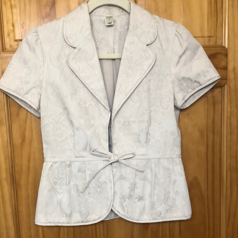 Elegant White Short-Sleeve Jacket